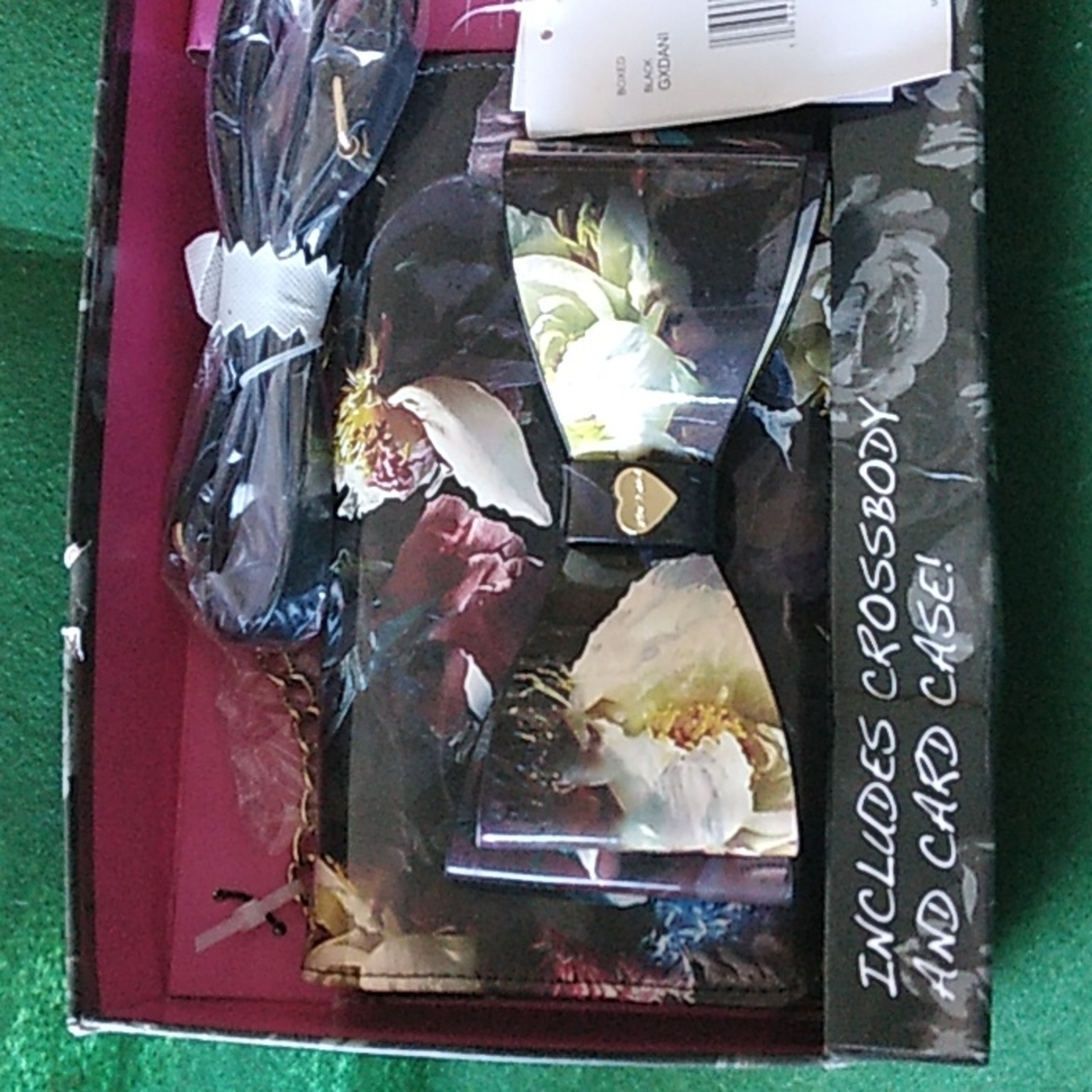 NWTS Betsey Johnson Gxdani crossbody purse & card case black flowers glossy. T1 - Picture 2 of 16